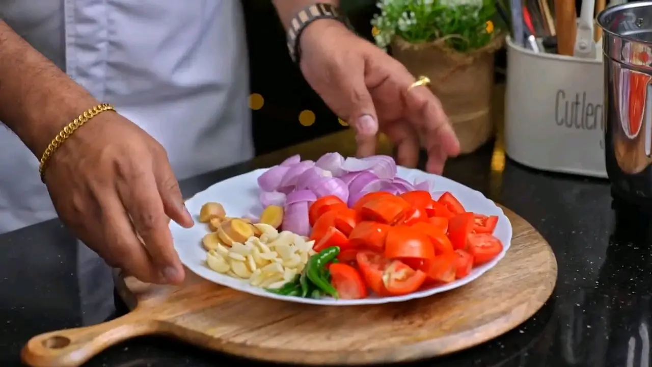 Rui Macher Recipe Bengali শুরু করার প্রথম ধাপ হলো মাছকে মেরিনেট করা। মেরিনেশন হলো ঝোল বা গ্রেভি তৈরি করার আগে মাছের স্বাদ ও নরমত্ব বাড়ানোর সবচেয়ে গুরুত্বপূর্ণ অংশ। প্রথমে রুই মাছ ভালো করে ধুয়ে পরিষ্কার করে নিন। মাছের কাটা অংশে সামান্য নুন, হলুদ গুঁড়ো এবং সরষের তেল লাগিয়ে অন্তত ১৫–২০ মিনিট মেরিনেট করে রাখুন। এতে মাছের মাছে মশলার স্বাদ সহজে প্রবেশ করবে এবং রান্নার সময় মাছ ভেঙে যাবে না।nnমেরিনেশনের সময় চাইলে কাঁচা লঙ্কা চেরা এবং কিছু ধনেপাতা কুঁচি মাছের সাথে মিশিয়ে দিতে পারেন। এটি স্বাদে ভিন্ন মাত্রা যোগ করে এবং রুই মাছের রেসিপি আরও সুগন্ধি ও স্বাদসমৃদ্ধ হয়। মেরিনেট করা মাছ যতটা সময় ধরে রাখা হবে, রান্নার সময় মাছ ততটাই নরম ও ঝোলের সাথে সুন্দরভাবে মিশবে।nnএকটি গুরুত্বপূর্ণ টিপ হলো, মাছ খুব বেশি সময় ধরে মেরিনেট করলে এর নরম অংশ ভেঙে যেতে পারে। তাই সময়ের দিকে লক্ষ্য রাখা জরুরি। সঠিকভাবে মেরিনেট করা মাছ Rui Macher Recipe Bengali এর স্বাদ ও গন্ধকে এক নতুন মাত্রা দেবে।